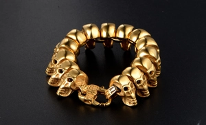 Gros plan détaillé du bracelet tête de mort dorée punk avec fermoir mousqueton texturé