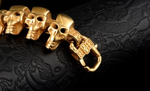 Vue macro d'un bracelet tête de mort dorée avec fermoir mousqueton gravé sur cuir noir