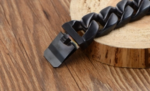 Makroansicht des Steckverschlusses an einem mattschwarzen, schweren Gliederkettenarmband