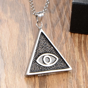 Pendentif triangle l'Œil de la Providence en acier inoxydable sur fond en bois rustique
