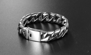 Gros plan sur un bracelet gourmette épais en acier titane avec fermoir rectangulaire