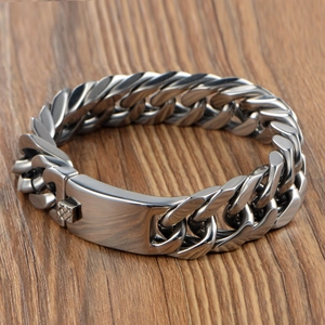 Bracelet gourmette pour homme en acier titane avec fermoir rectangulaire sur bois
