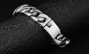 Vue macro d'un bracelet gourmette argenté avec fermoir pliant industriel pour hommes