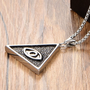 Pendentif triangle en acier inoxydable avec œil de la providence sur chaîne argentée