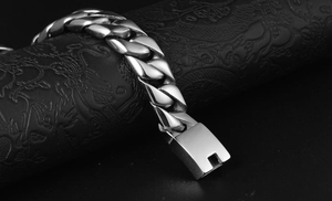 Gros plan d'un bracelet gourmette en acier argenté poli pour hommes avec fermoir carré