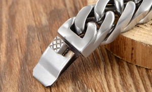 Bracelet pour homme en acier titane avec maille épaisse et fermoir à charnière texturé poli