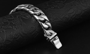 Gros plan d'un bracelet gourmette en acier titane poli pour homme, style argent