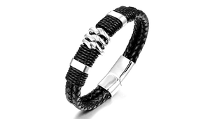 Gros plan d'un bracelet en cuir tressé pour homme avec fermoir magnétique poli