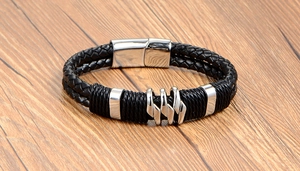Vue détaillée du bracelet en cuir tressé noir pour homme avec breloque spirale argent