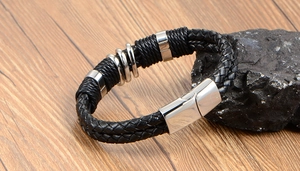 Gros plan du bracelet en cuir tressé noir pour homme avec fermoir magnétique en acier