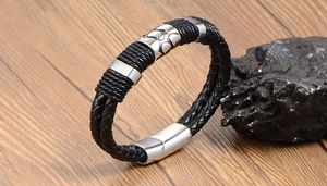 Détail du bracelet multicouche en cuir noir tressé pour homme avec éléments en métal