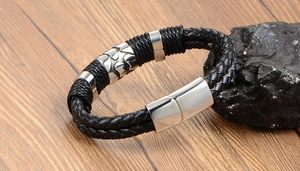 Détail du bracelet en cuir tressé double couche pour homme avec fermoir magnétique poli