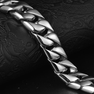 Gros bracelet gourmette pour homme en acier inoxydable poli sur fond en cuir noir