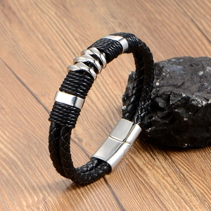 Bracelet double couche en cuir tressé noir pour homme avec anneaux argentés et fermoir aimanté