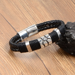 Bracelet double en cuir tressé pour homme avec fermoir magnétique sur fond bois et pierre