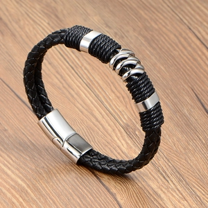 Bracelet tressé vintage en cuir noir pour homme avec anneaux argentés et fermoir magnétique
