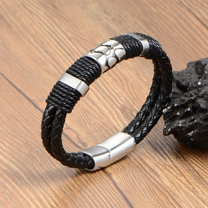 Bracelet pour hommes en cuir tressé noir avec breloque griffe argentée et fermoir magnétique