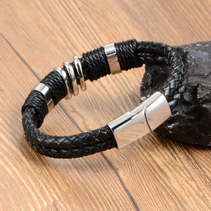 Bracelet pour homme en cuir tressé noir avec anneaux argentés et fermoir aimanté