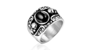 Détails macro des crânes gothiques et de la gemme noire sertie sur la bague