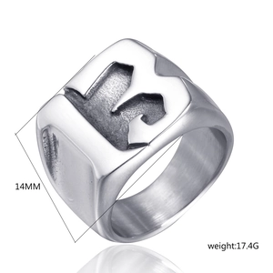 Vue détaillée de la bague en acier pour homme avec numéro 13 et style punk