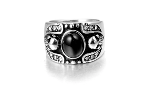 Détail de la bague gothique à tête de mort avec pierre noire et accents de zircon