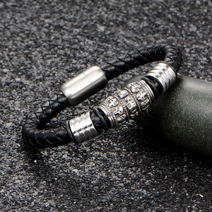 Bracelet tressé pour homme en cuir noir avec charms tête de mort et fermoir magnétique