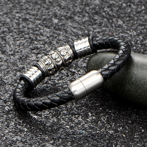 Bracelet vintage pour homme en cuir tressé noir avec crâne en argent et fermoir aimanté