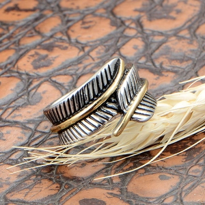 Retro 316L stainless steel feather ring with golden accents and oxidized silver finish