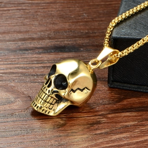 Pendentif tête de mort doré en acier inoxydable avec détails vintage noirs
