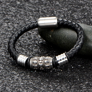 Bracelet tressé en cuir noir pour homme avec breloque crâne en métal et fermoir magnétique