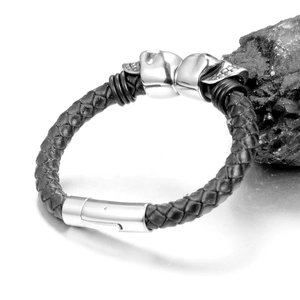 Détails du bracelet en cuir tressé punk avec crânes en argent et fermoir en métal