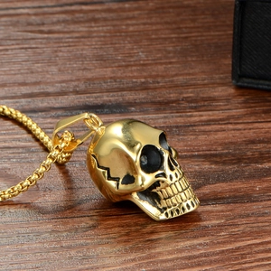 Pendentif tête de mort doré en acier inoxydable avec finition craquelée punk rock