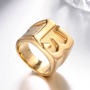 Chevalière carrée dorée polie avec relief numéro 13 pour homme, vue sous un angle de 45°
