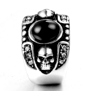 Bague tête de mort gothique pour homme avec pierre noire ovale et zircons sur anneau argent