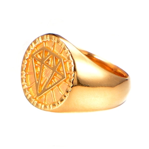 Retro crown gold signet ring for men with diamond pattern and polished finish