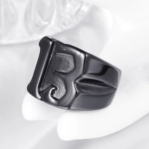 Détail d'une bague gothique en acier titane pour homme avec un chiffre 13 noir texturé