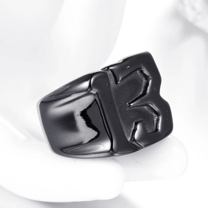 Détail d'une bague noire polie large avec lettre JB gravée en 3D sur un modèle de main