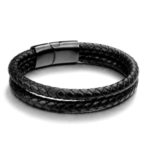 Bracelet double en cuir tressé noir avec fermoir magnétique mat sur un fond blanc neutre