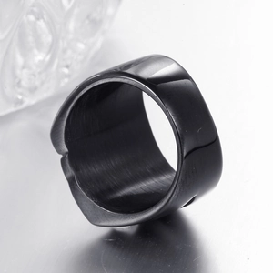 Détail macro d'une bague pour homme en titane noir brossé avec finition mate industrielle