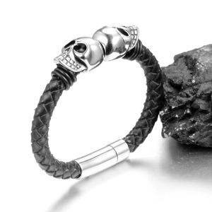 Bracelet rétro en cuir tressé pour homme avec double crâne en acier inoxydable et fermoir