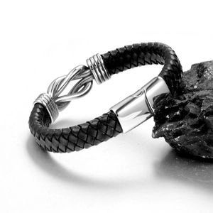 Bracciale da uomo in pelle nera intrecciata con nodo in metallo argento e fibbia lucida