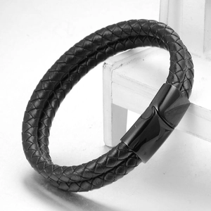 Bracelet double couche en cuir tressé noir avec fermoir magnétique noir minimaliste
