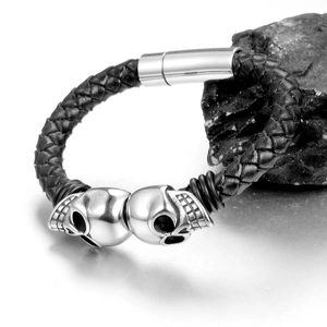 Bracelet tressé rétro pour hommes avec têtes de mort en acier inoxydable et fermoir magnétique
