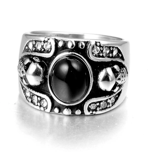 Bague punk gothique avec pierre noire, détails tête de mort et accents de zircone