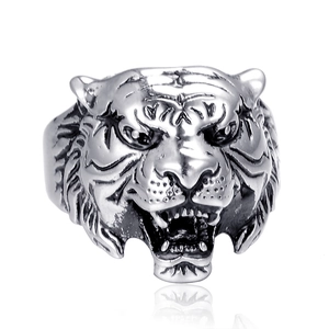 Vintage Tigerkopf-Ring aus Edelstahl in Altsilber-Optik mit detaillierter Textur auf Weiß