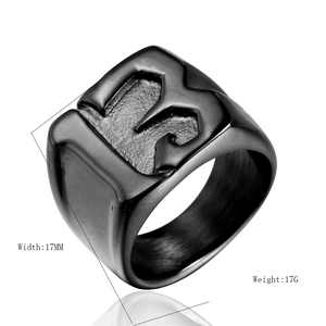 Bague en acier titane noir poli avec numéro 13 en relief sur la surface plane large