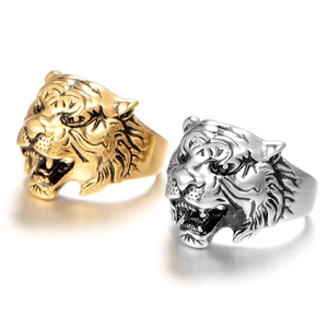 Detailansicht von Tigerkopf Ringen in Gold und Silber mit geprägten Pelztexturen