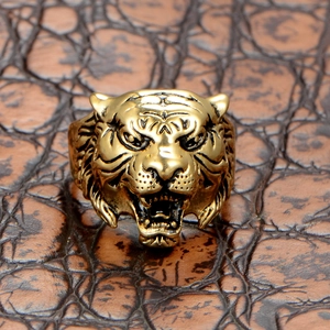 Detailaufnahme des goldenen Tigerkopf-Rings mit aufwendigen Punk-Stil-Reliefstrukturen