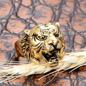 Nahaufnahme des goldenen Tigerkopf-Rings mit feinen Details und antikem Finish