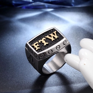 Macro dell'anello FTW in acciaio con lettere gotiche e design a vite industriale